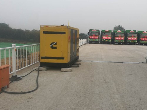 阿拉山口电力系统的稳定性和设备兼容性如何影响发电机组的频率规格？