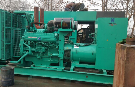 阿拉山口发电机组如何判断水冷式机油散热器内部是否需要清洗？